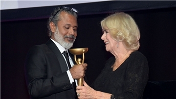Königsgemahlin Camilla überreicht dem Gewinner Shehan Karunatilaka die Booker-Trophäe für „Die sieben Monde von Maali Almeida“.