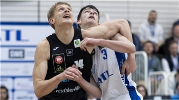 Zwei Basketballer kämpfen um die beste Position, um sich den abprallenden Ball zu sichern. Einer ist der Bremerhavener Jannis Sonnefeld. 