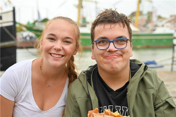 Köstlich finden es auch die Besucher Leonie Schubert und Bennet Päsch.