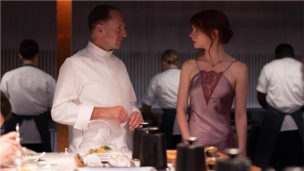 Köstliche Speisen und manche Überraschung werden serviert: Der Küchenchef (Ralph Fiennes, hier mit Anya Taylor-Joy) bittet in „The Menu“ zu Tisch.