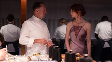 Köstliche Speisen und manche Überraschung werden serviert: Der Küchenchef (Ralph Fiennes, hier mit Anya Taylor-Joy) bittet in „The Menu“ zu Tisch.