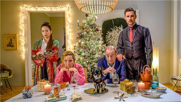 Episoden-Komödie „Schrille Nacht“ bei Arte Koharu (Sonja Chan, l-r) lässt immer wieder die Kommentare ihrer Schwiegereltern Bernadette (Susi Stach) und Horst (Dietrich Siegl) über sich ergehen – bis sie und Simon (Ferdinand Seebacher) eine köstliche Rache-Idee habenaus.