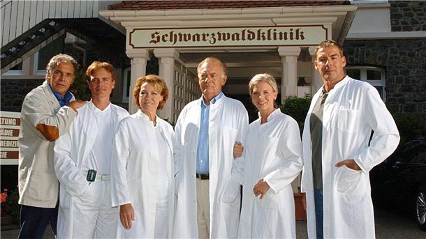 Kohlund als Professor Vollmers in der Serie „Die Schwarzwaldklinik“. (Archivbild)