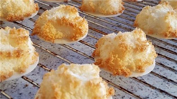 Kokosmakronen sind mit und ohne Oblaten ein Gaumenschmaus.