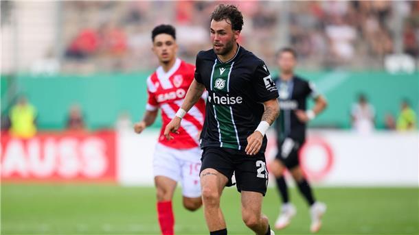 Hannover 96 bindet Mittelfeldspieler Oudenne Kolja Oudenne hat seinen Vertrag bei Hannover 96 verlängert. (Archivbild)
