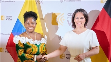 Kolumbiens Vizepräsidentin Francia Elena Marquez Mina begrüßt Bundesaußenministerin Annalena Baerbock (Grüne) in Cali.
