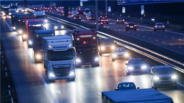 Studie: Klimamaßnahmen erfolgreich bei „richtigem Mix“ Kombiniert besonders wirksam: Die Ökosteuerreform und LKW-Maut haben laut einer Studie die Emissionsbelastung im Deutschen Verkehrssektor effektiv gesenkt. (Archivbild)