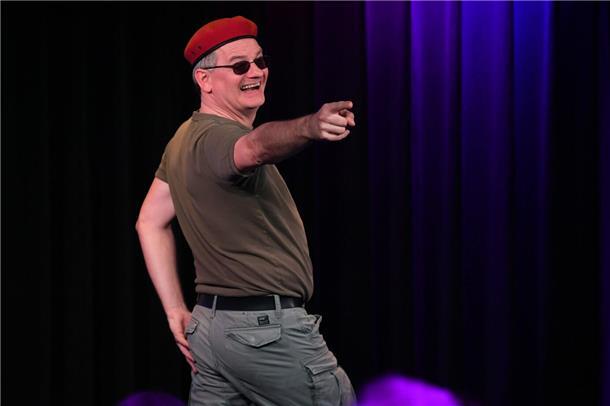 Komiker Ausbilder Schmidt tritt neben weiteren Comedians bei der 1. Cuxhavener Lachnacht auf.