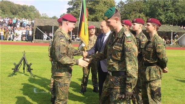 Kommandeur Gero Hahn (rechts) und Henning Otte gratulierten den Seedorfer Fallschirmjägern nach ihrem Gelöbnis.