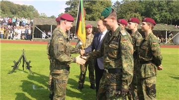 Kommandeur Gero Hahn (rechts) und Henning Otte gratulierten den Seedorfer Fallschirmjägern nach ihrem Gelöbnis.
