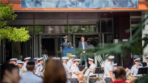 Kommandeur Jens Grimm (links) und Stadtverordnetenvorsteher Torsten von Haaren (SPD) eröffneten den Tag der offenen Tür  der Marineoperationsschule Bremerhaven.