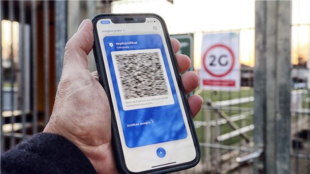 Corona - Digitales Impfzertifikat auf einem Smartphone Hand