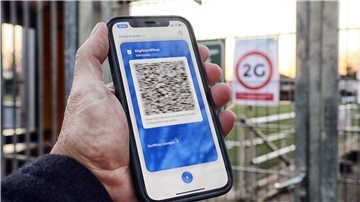 Corona - Digitales Impfzertifikat auf einem Smartphone Hand