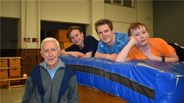 Übungsleiter Franz Lidecke in der Turnhalle mit einigen Turnjungs.