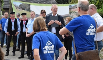 Kommissionsleiter Ralf Gebken vom niedersächsischen Agrarministerium (mit Mappe) verfolgte die Präsentation in Rhade mit großem Interesse.
