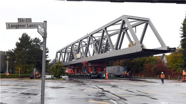 Kommt eine Brücke angefahren: Trotz weiträumiger Absperrung versuchten viele Zuschauer das Spektakel zu verfolgen.