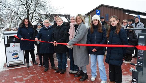 Kommunalpolitikerinnen in Geestland sind erfolgreich: So hat Neuenwaldes Ortsbürgermeisterin Ellen Frank (Dritte von links) alles daran gesetzt, dass in „ihrer“ Ortschaft die Dorfmitte 2.0 an den Start gehen konnte. 