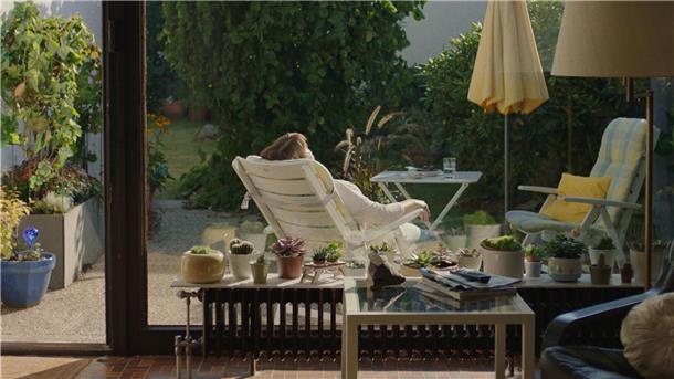 „Geranien“ - Oma ist tot Konnie (Marion Ottschick) liegt im Liegestuhl auf der kleinen Veranda ihres Hauses.