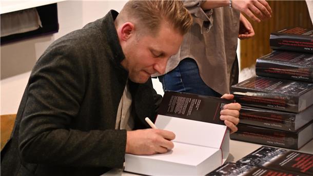Hannoveraner Bibliothek adelt Müller-Buch Konnte bei Lesungen bereits viele Ausgaben seines Buches, das für die Longlist des Buchpreises „Pflichtlektüre Niedersachsen“ nominiert wurde, signieren: der Historiker Dr. Henning Müller.