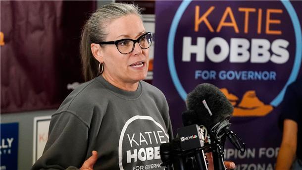 Konnte sich gegen ihren Rechtsaußen-Gegner durchsetzen: Demokratin Katie Hobbs.