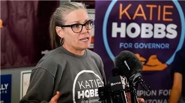 Konnte sich gegen ihren Rechtsaußen-Gegner durchsetzen: Demokratin Katie Hobbs.