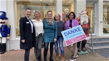 Konnten sich nun über eine Spende von Michaela Wittenburg (2. von links) freuen: Kirsten Malle (von links) von der Hospizhilfe Nordenham, Carina Mauritschat vom Alloheim Haus Tongern, Heidi Huth-Hinrichs vom Tiersuchdienst Wesermarsch und Lisa Garling vom Kinderhospiz in Wilhelmshaven.