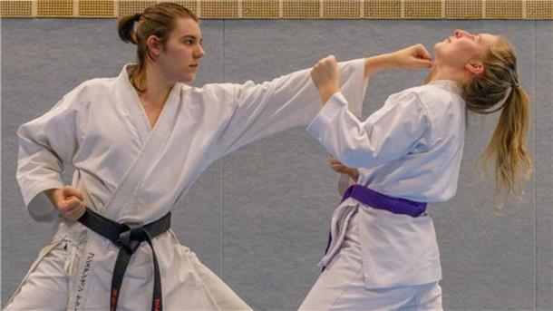 Konstantin Keller zeigt im Training eine Ziel- und Distanzübung mit Inga Lauskan.