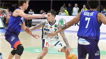 Basketballer auf Spielfeld.