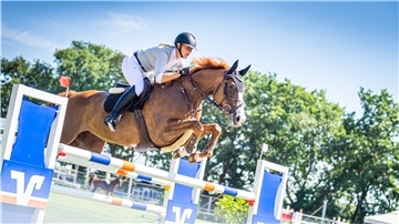 Konstanze Wachholz absolviert mit Cruella de Vil beim M**-Springen den Parcours.