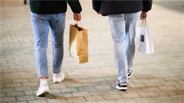Konsum-Zurückhaltung, hohe Zinsen und Preissteigerungen tragen laut Ifo-Institut zur schwachen Konjunktur in Deutschland bei.