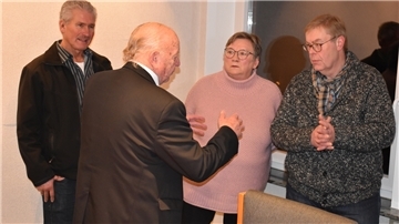 Kontrahenten im Gespräch während andere Ratsmitglieder zur geheimen Stimmabgabe schreiten: CDU-Fraktionschef Günter Busch (links) und Unabhänger Wolfgang Fritz (er bildet mit der SPD eine Gruppe im Rat). Dahinter Hans Schwedt (WPS) und Monika Hirdes (SPD).