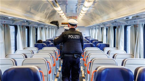 Verdacht des Menschenhandels: Razzien in zehn Bundesländern Kontrollen der Bundespolizei an der Grenze zu Tschechien. (Archivbild)