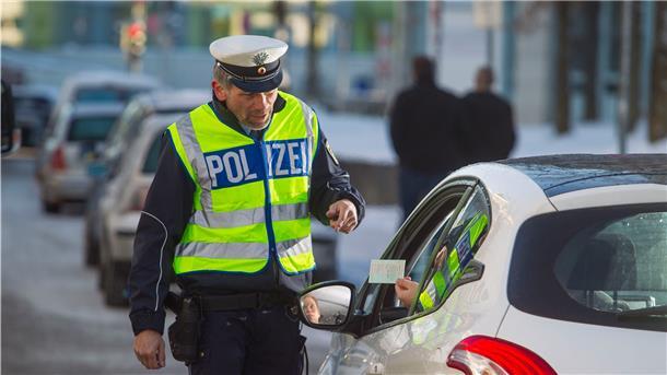 Kontrollen gehören zu den Aufgaben von Polizisten. Aber wer kontrolliert die Beamten? Eine regelmäßige Überprüfung der Gesinnung, wie ursprünglich geplant, wird es in Bremerhaven und Bremen nicht geben. Es muss ein Verdacht vorliegen.