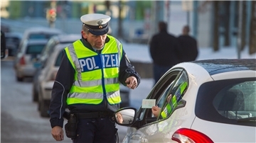 Kontrollen gehören zu den Aufgaben von Polizisten. Aber wer kontrolliert die Beamten? Eine regelmäßige Überprüfung der Gesinnung, wie ursprünglich geplant, wird es in Bremerhaven und Bremen nicht geben. Es muss ein Verdacht vorliegen.