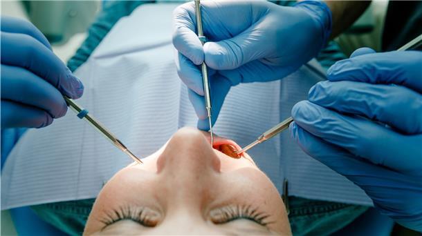 Kontrolltermine oder Zahnprophylaxen sind abgesagt: Die Zahnärzte behandeln nur noch in medizinisch notwendigen Fällen.
