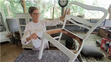 Konzentriert bei der Arbeit: Ariane Holst in ihrer Shabby Chic Werkstatt.