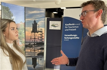 Konzentriert hört Joanna Golanc Marcel Buchholz von der Gemeinde Wurster Nordseeküste zu. Sie hofft auf Tipps für ein mögliches Bewerbungsgespräch.