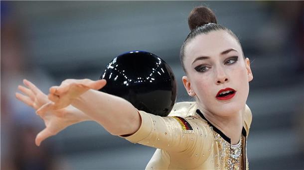 Gymnastinnen Varfolomeev und Kolosov im Olympia-Finale Konzentriert mit dem Ball: Darja Varfolomeev.