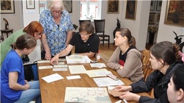 Konzentrierte Arbeitsatmosphäre bei der Spielentwicklung: Bei Gesprächen mit Museumsbetreiber Hein Meyer, seiner Frau Marianne Gerth-Meyer und dem Natur- und Erlebnispark Bremervörde GmbH entstand die Idee, mithilfe zweier Spieleformate auch jüngere Generationen für Tügels Werk zu begeistern.