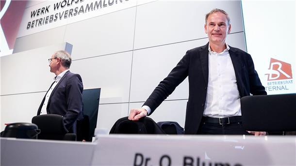 Konzernchef Oliver Blume verteidigt vor der Belegschaft den strikten Sparkurs.