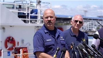 Koordinator Jamie Frederick spricht während einer Pressekonferenz auf dem Stützpunkt der US-Küstenwache in Boston.