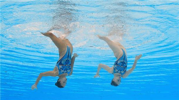 Kopfüber ins WM-Finale: die Synchronschwimmerinnen Amelie Blumenthal Haz (links) und Klara Bleyer
