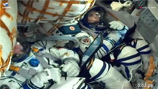 Russische Sojus-Kapsel an ISS angedockt Kosmonaut Oleg Novitsky und Kosmonautin Marina Vasilevskaya am 21. März im Sojus MS-25-Raumschiff.