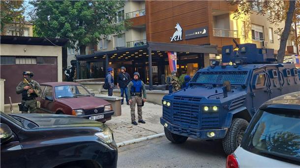Kosovo: Serbische Armee kommt aus drei Richtungen Kosovo-Polizisten durchsuchen ein Restaurant und ein Gebäude im nördlichen Teil der Stadt Mitrovica.