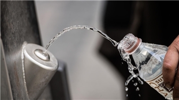 Kostenlose Trinkwasserspender – hier ein Symbolbild – sollen bald in Bremerhaven zu finden sein.