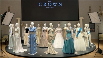 Kostüme aus der Serie „The Crown“ vor einer Versteigerung in London.