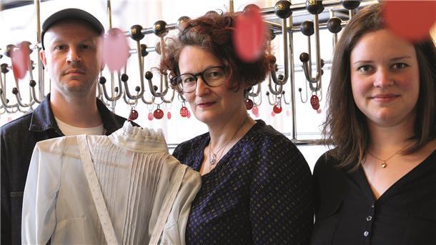 Ausstatter Christian Hofmann (v.l.), JUB-Leiterin Bianca Sue Henne und Regisseurin Ruth Langenberg