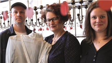 Ausstatter Christian Hofmann (v.l.), JUB-Leiterin Bianca Sue Henne und Regisseurin Ruth Langenberg