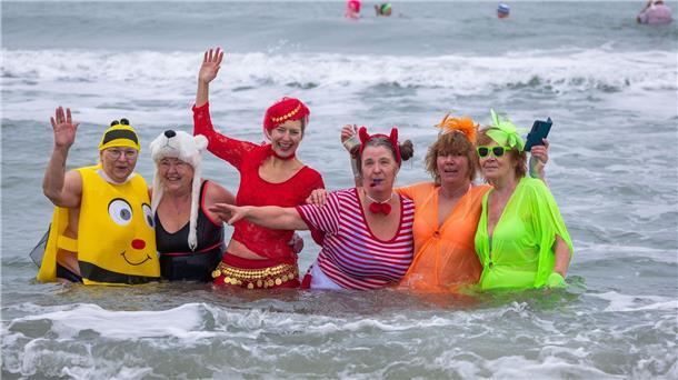 Faschingsbaden in der 3,8 Grad kalten Ostsee Kostümierte Eisbader vergnügen sich beim Faschingsbaden am Strand von Warnemünde in der 3,8 Grad kalten Ostsee.