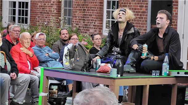 Bild von zwei Schauspielern und Publikum bei der Premiere des Stücks "Krabat" an der Moorseer Mühle